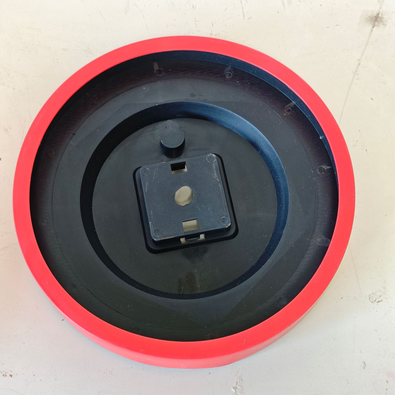 Plastikinis sieninis laikrodžio korpusas su galiniu dangteliu ir galine plokste – modernus, paprastas stilius, pilnas komponentų komplektas