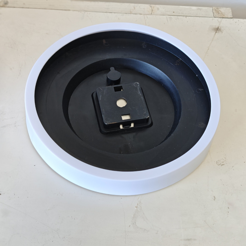 Plastikinis sieninis laikrodžio korpusas su galiniu dangteliu ir galine plokste – modernus, paprastas stilius, pilnas komponentų komplektas