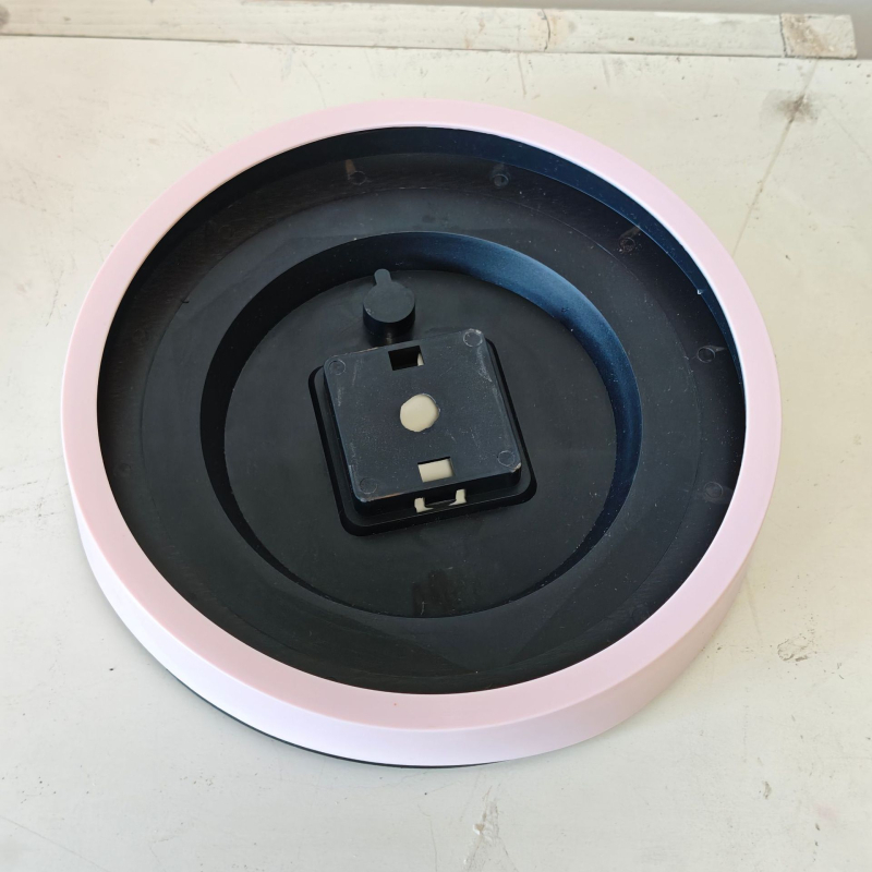 Plastikinis sieninis laikrodžio korpusas su galiniu dangteliu ir galine plokste – modernus, paprastas stilius, pilnas komponentų komplektas