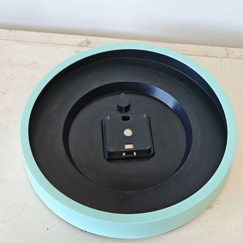 Plastikinis sieninis laikrodžio korpusas su galiniu dangteliu ir galine plokste – modernus, paprastas stilius, pilnas komponentų komplektas