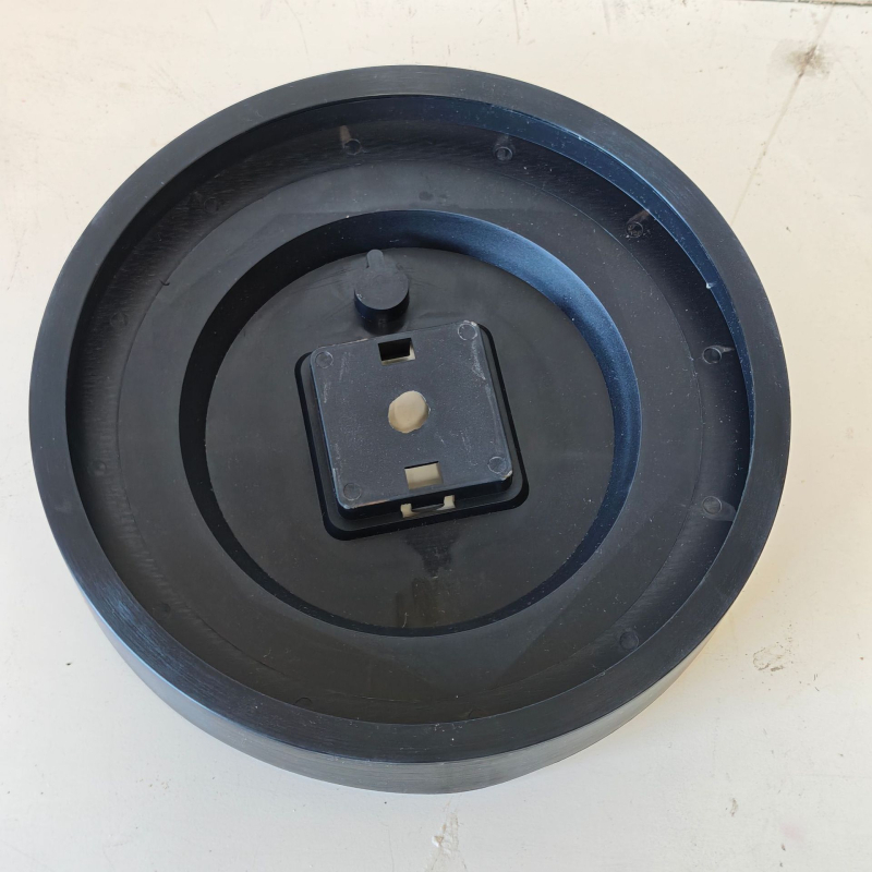 Plastikinis sieninis laikrodžio korpusas su galiniu dangteliu ir galine plokste – modernus, paprastas stilius, pilnas komponentų komplektas