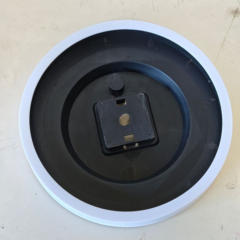 Plastikinis sieninis laikrodžio korpusas su galiniu dangteliu ir galine plokste – modernus, paprastas stilius, pilnas komponentų komplektas