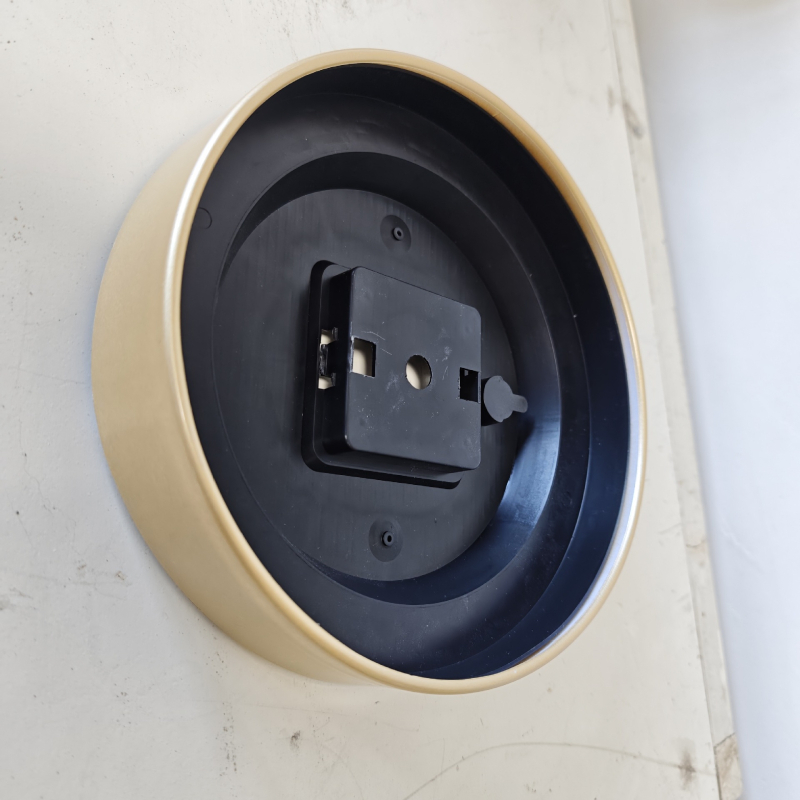 Plastikinis sieninis laikrodžio korpusas su galiniu dangteliu ir galine plokste – modernus, paprastas stilius, pilnas komponentų komplektas