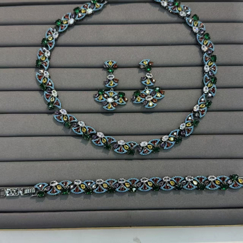 Cercei inimă, cupru placat cu aur, micro pavé, finisaj electroplating, știft din argint 925, stil lux lejer (Material: Cupru placat cu aur; Formă: inimă; Tehnologie: electroplating; Știft: argint 925; Stil: lux lejer)