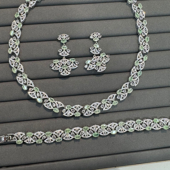 Cercei inimă, cupru placat cu aur, micro pavé, finisaj electroplating, știft din argint 925, stil lux lejer (Material: Cupru placat cu aur; Formă: inimă; Tehnologie: electroplating; Știft: argint 925; Stil: lux lejer)