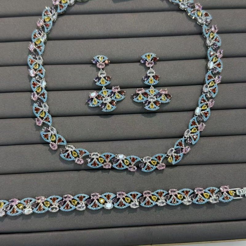 Cercei inimă, cupru placat cu aur, micro pavé, finisaj electroplating, știft din argint 925, stil lux lejer (Material: Cupru placat cu aur; Formă: inimă; Tehnologie: electroplating; Știft: argint 925; Stil: lux lejer)