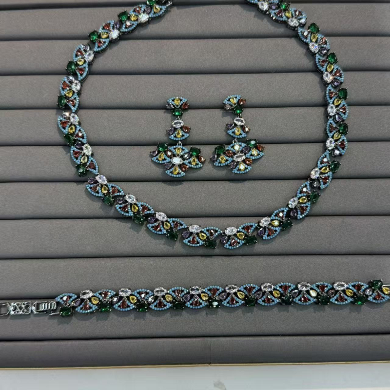 Cercei inimă, cupru placat cu aur, micro pavé, finisaj electroplating, știft din argint 925, stil lux lejer (Material: Cupru placat cu aur; Formă: inimă; Tehnologie: electroplating; Știft: argint 925; Stil: lux lejer)