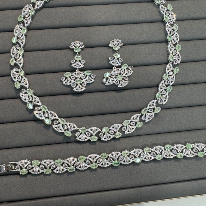 Cercei inimă, cupru placat cu aur, micro pavé, finisaj electroplating, știft din argint 925, stil lux lejer (Material: Cupru placat cu aur; Formă: inimă; Tehnologie: electroplating; Știft: argint 925; Stil: lux lejer)