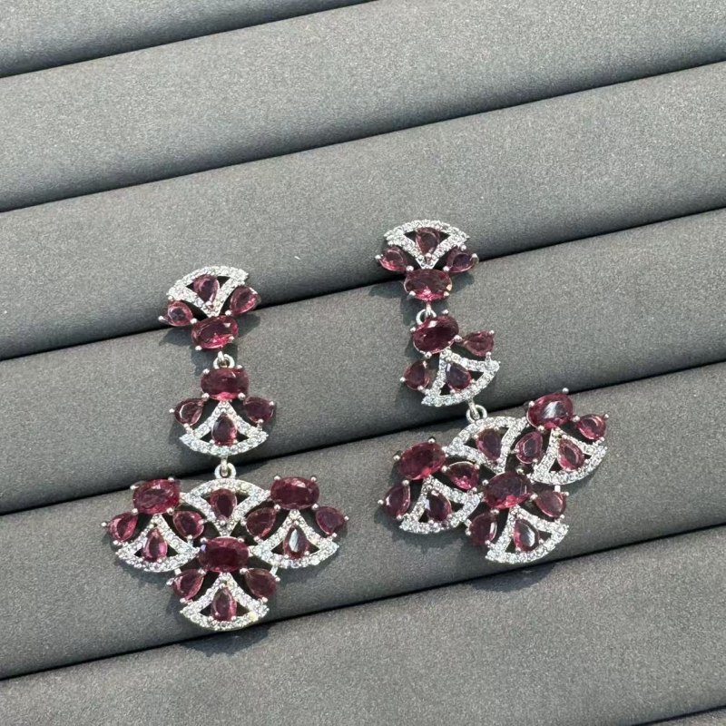 Cercei inimă, cupru placat cu aur, micro pavé, finisaj electroplating, știft din argint 925, stil lux lejer (Material: Cupru placat cu aur; Formă: inimă; Tehnologie: electroplating; Știft: argint 925; Stil: lux lejer)