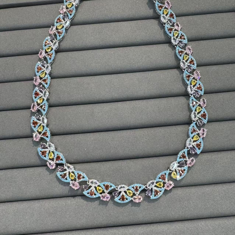 Cercei inimă, cupru placat cu aur, micro pavé, finisaj electroplating, știft din argint 925, stil lux lejer (Material: Cupru placat cu aur; Formă: inimă; Tehnologie: electroplating; Știft: argint 925; Stil: lux lejer)