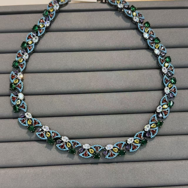 Cercei inimă, cupru placat cu aur, micro pavé, finisaj electroplating, știft din argint 925, stil lux lejer (Material: Cupru placat cu aur; Formă: inimă; Tehnologie: electroplating; Știft: argint 925; Stil: lux lejer)