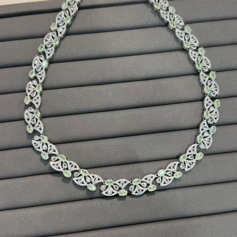 Cercei inimă, cupru placat cu aur, micro pavé, finisaj electroplating, știft din argint 925, stil lux lejer (Material: Cupru placat cu aur; Formă: inimă; Tehnologie: electroplating; Știft: argint 925; Stil: lux lejer)