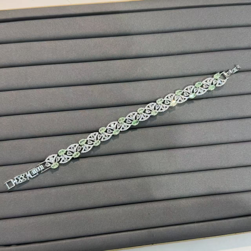 Cercei inimă, cupru placat cu aur, micro pavé, finisaj electroplating, știft din argint 925, stil lux lejer (Material: Cupru placat cu aur; Formă: inimă; Tehnologie: electroplating; Știft: argint 925; Stil: lux lejer)