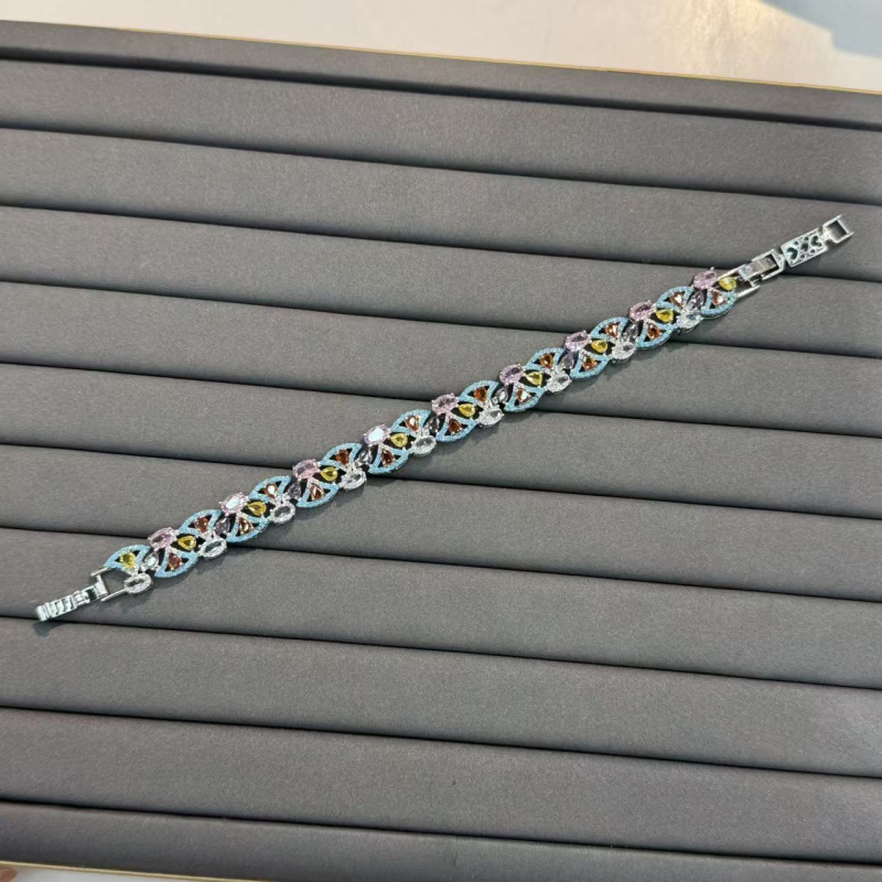 Cercei inimă, cupru placat cu aur, micro pavé, finisaj electroplating, știft din argint 925, stil lux lejer (Material: Cupru placat cu aur; Formă: inimă; Tehnologie: electroplating; Știft: argint 925; Stil: lux lejer)