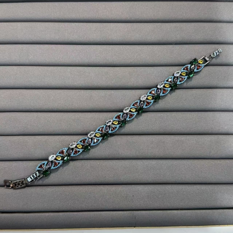 Cercei inimă, cupru placat cu aur, micro pavé, finisaj electroplating, știft din argint 925, stil lux lejer (Material: Cupru placat cu aur; Formă: inimă; Tehnologie: electroplating; Știft: argint 925; Stil: lux lejer)