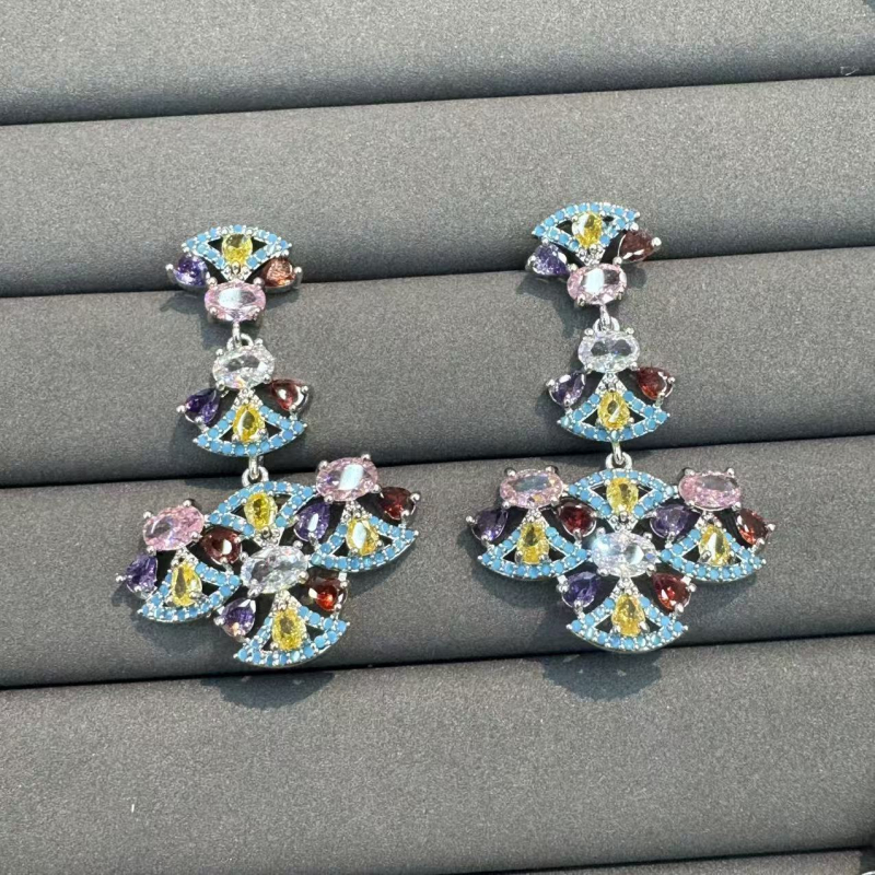 Cercei inimă, cupru placat cu aur, micro pavé, finisaj electroplating, știft din argint 925, stil lux lejer (Material: Cupru placat cu aur; Formă: inimă; Tehnologie: electroplating; Știft: argint 925; Stil: lux lejer)