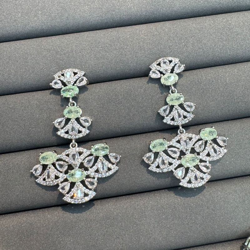 Cercei inimă, cupru placat cu aur, micro pavé, finisaj electroplating, știft din argint 925, stil lux lejer (Material: Cupru placat cu aur; Formă: inimă; Tehnologie: electroplating; Știft: argint 925; Stil: lux lejer)