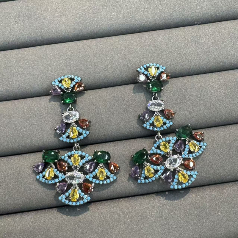 Cercei inimă, cupru placat cu aur, micro pavé, finisaj electroplating, știft din argint 925, stil lux lejer (Material: Cupru placat cu aur; Formă: inimă; Tehnologie: electroplating; Știft: argint 925; Stil: lux lejer)