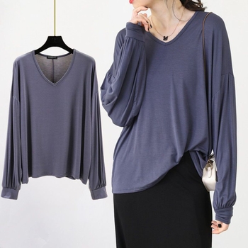 Модална тениска с V-образно деколте, дълги ръкави, свободен силует и фонарни ръкави