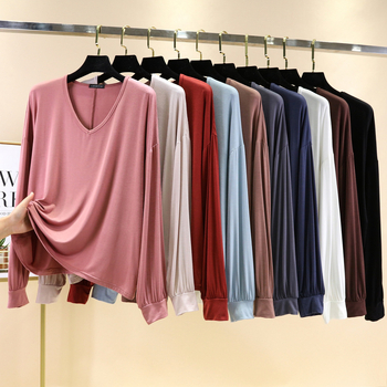 Модална тениска с V-образно деколте, дълги ръкави, свободен силует и фонарни ръкави