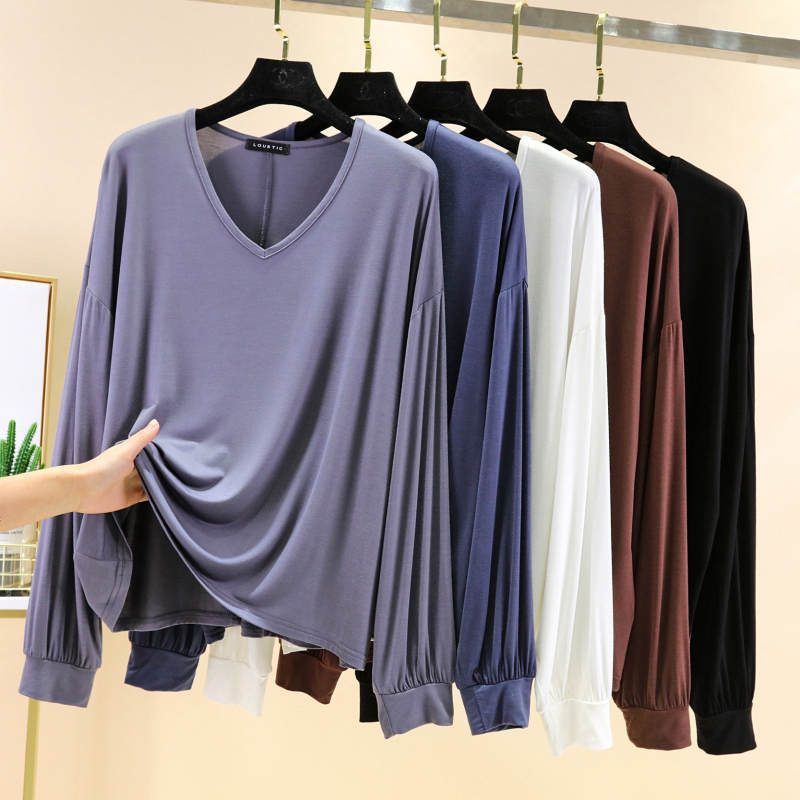 Модална тениска с V-образно деколте, дълги ръкави, свободен силует и фонарни ръкави