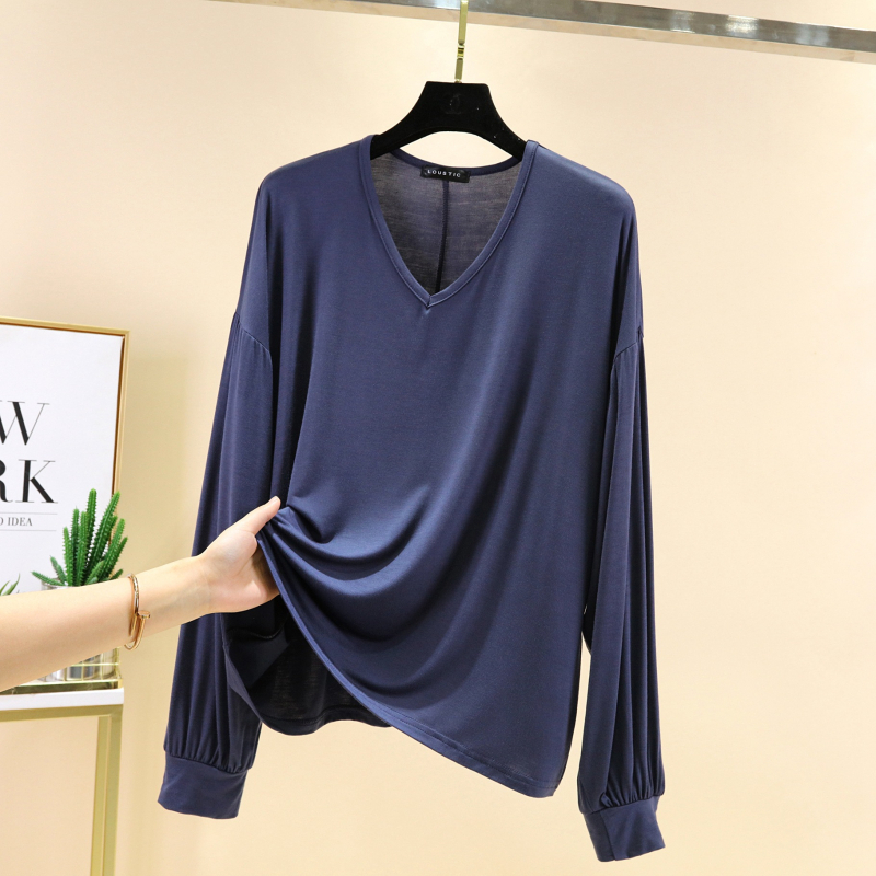 Модална тениска с V-образно деколте, дълги ръкави, свободен силует и фонарни ръкави