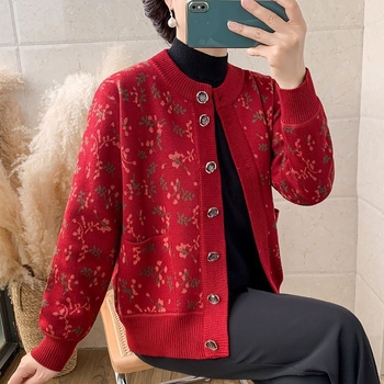 Vecāku sieviešu kardigans, pavasaris 2025 adījums, PVC pamatmateriāls līdz 30%, citi materiāli 30–50%, literāri retro stils, kakla uzlīme.