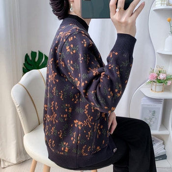 Vecāku sieviešu kardigans, pavasaris 2025 adījums, PVC pamatmateriāls līdz 30%, citi materiāli 30–50%, literāri retro stils, kakla uzlīme.