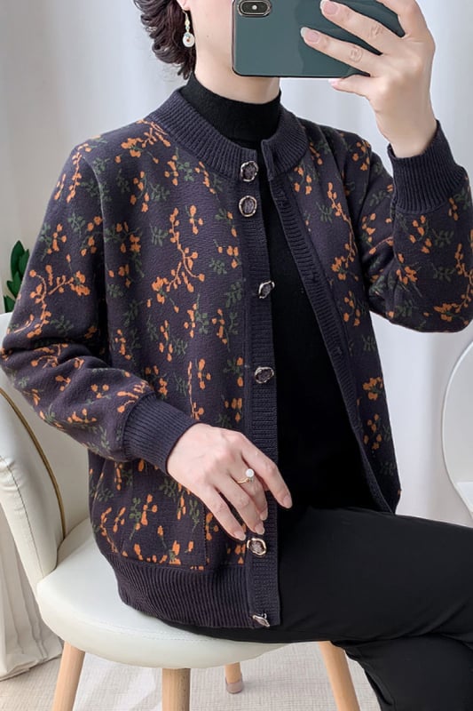 Vecāku sieviešu kardigans, pavasaris 2025 adījums, PVC pamatmateriāls līdz 30%, citi materiāli 30–50%, literāri retro stils, kakla uzlīme.