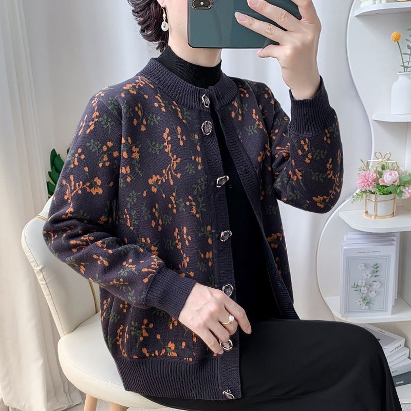 Vecāku sieviešu kardigans, pavasaris 2025 adījums, PVC pamatmateriāls līdz 30%, citi materiāli 30–50%, literāri retro stils, kakla uzlīme.