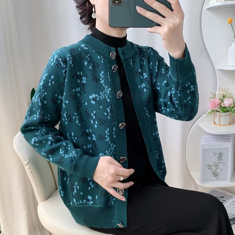 Vecāku sieviešu kardigans, pavasaris 2025 adījums, PVC pamatmateriāls līdz 30%, citi materiāli 30–50%, literāri retro stils, kakla uzlīme.