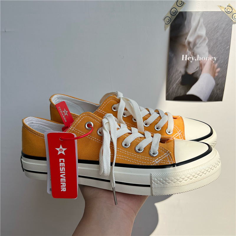 Vyriniai žemakulniai platniniai tenisiai su raišteliais, smailus nosis, viršus iš drobės, vidinis audinys iš drobės, guma padas