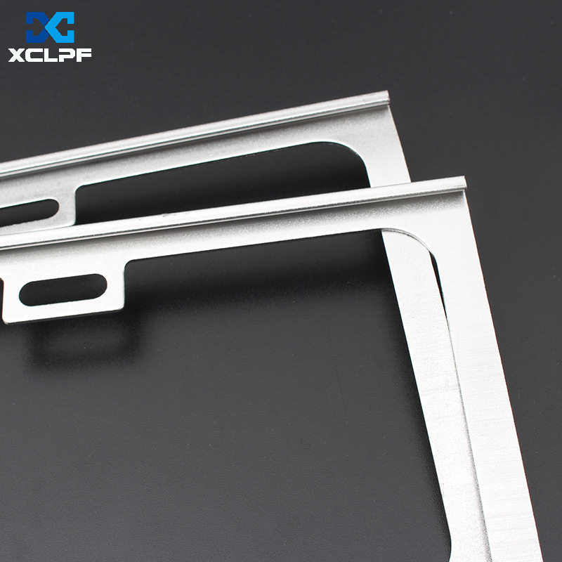 Ramă pentru plăcuța de înmatriculare din aliaj de magneziu, finisaj sablare și oxidare; compatibil cu toate modelele interne; greutate 210 g