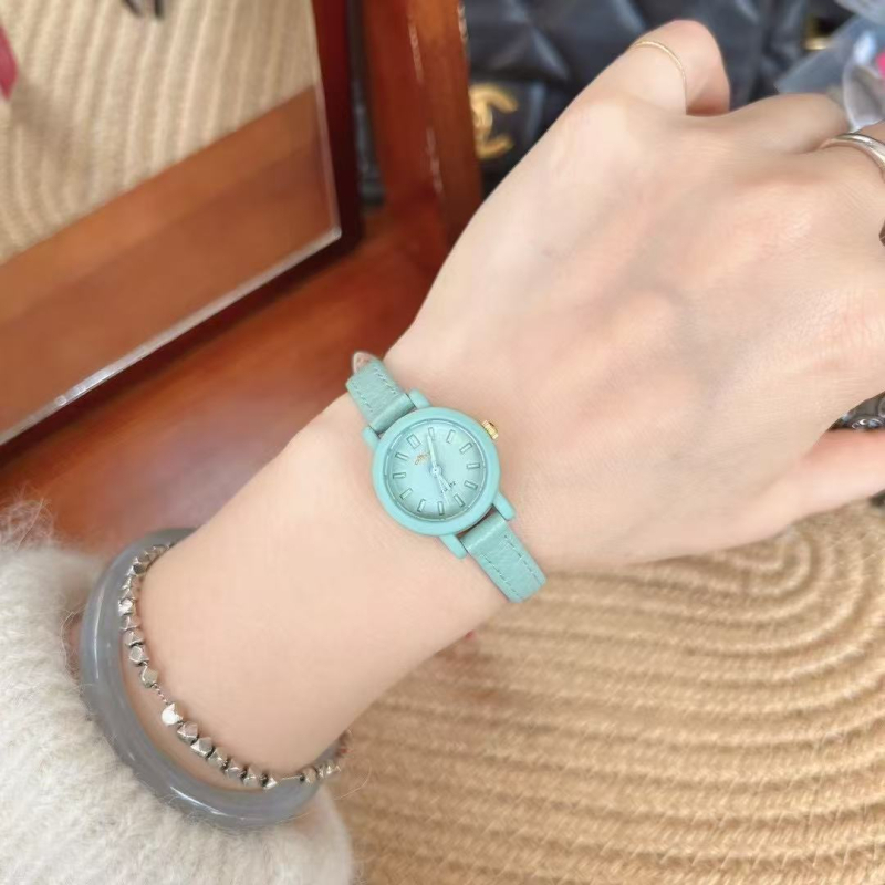 Ceas femei cu cuarț, cadran rotund, mecanism cuarț japonez, carcasă din metal, sticlă minerală întărită, rezistență la apă 30 m