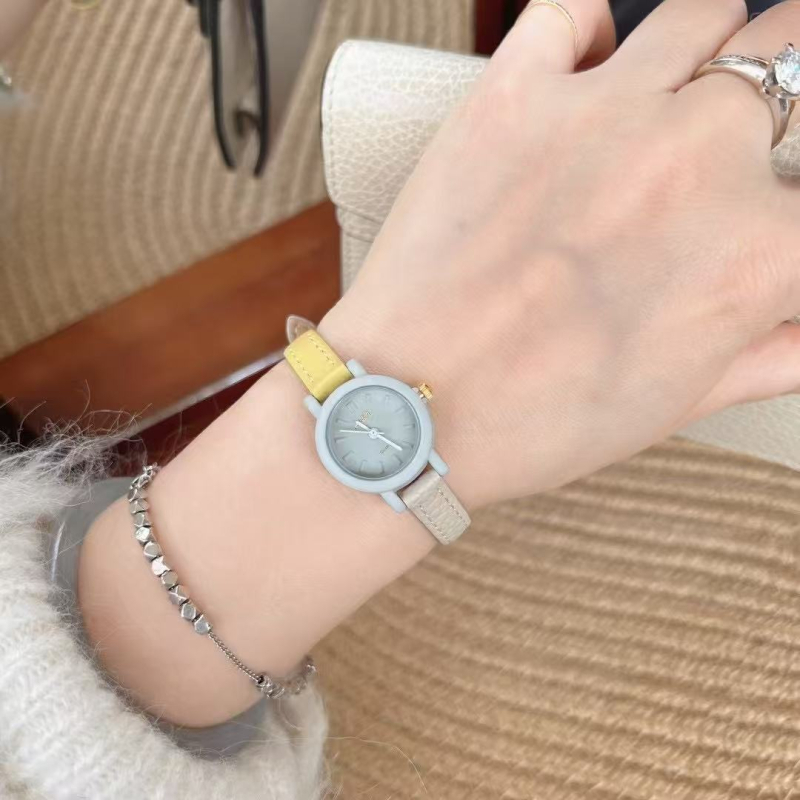 Ceas femei cu cuarț, cadran rotund, mecanism cuarț japonez, carcasă din metal, sticlă minerală întărită, rezistență la apă 30 m