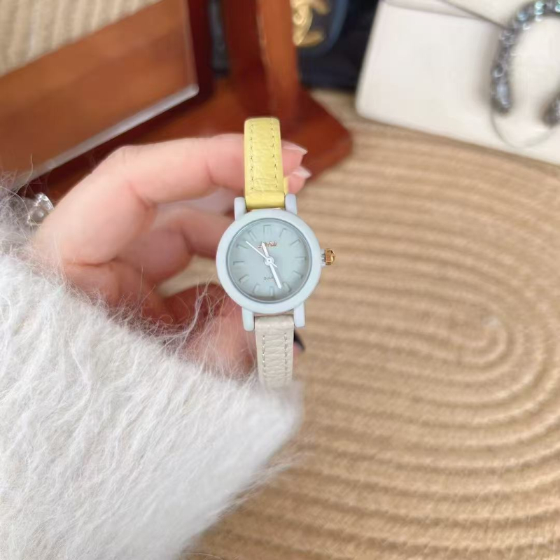 Ceas femei cu cuarț, cadran rotund, mecanism cuarț japonez, carcasă din metal, sticlă minerală întărită, rezistență la apă 30 m