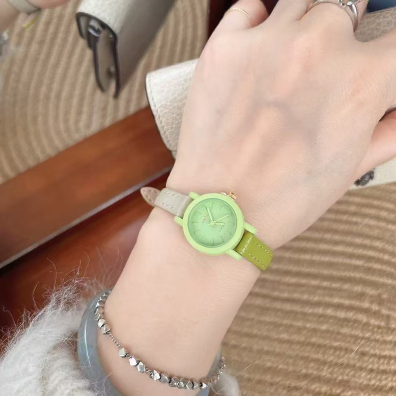 Ceas femei cu cuarț, cadran rotund, mecanism cuarț japonez, carcasă din metal, sticlă minerală întărită, rezistență la apă 30 m