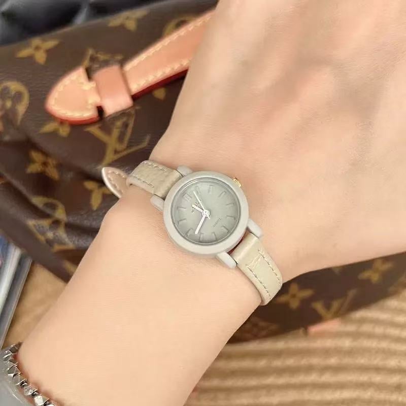 Ceas femei cu cuarț, cadran rotund, mecanism cuarț japonez, carcasă din metal, sticlă minerală întărită, rezistență la apă 30 m