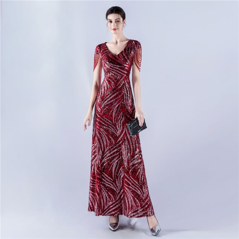 Õhtukleit A-tüüpi silueti ja pailettide tikandiga (A-tüüpi, pikk seelik, V-kaelus, vertikaalne helmimuster)