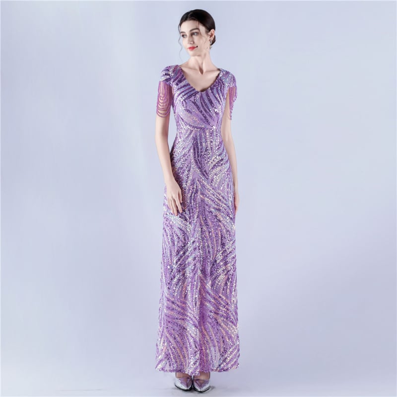 Õhtukleit A-tüüpi silueti ja pailettide tikandiga (A-tüüpi, pikk seelik, V-kaelus, vertikaalne helmimuster)