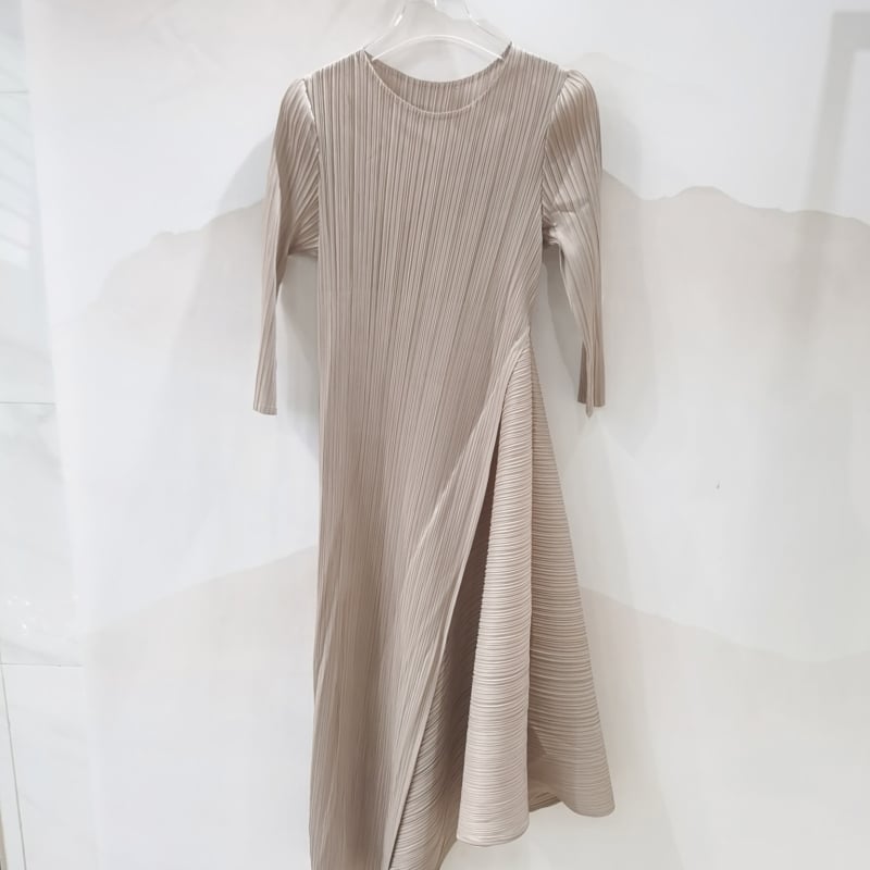 Kleit asümmeetrilise lõikega, kitsas lõige, ringkaelus, 3/4 varrukad, polüester