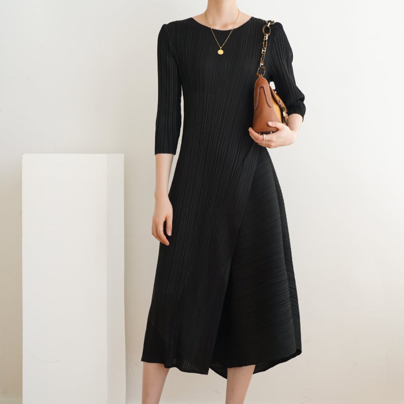 Kleit asümmeetrilise lõikega, kitsas lõige, ringkaelus, 3/4 varrukad, polüester