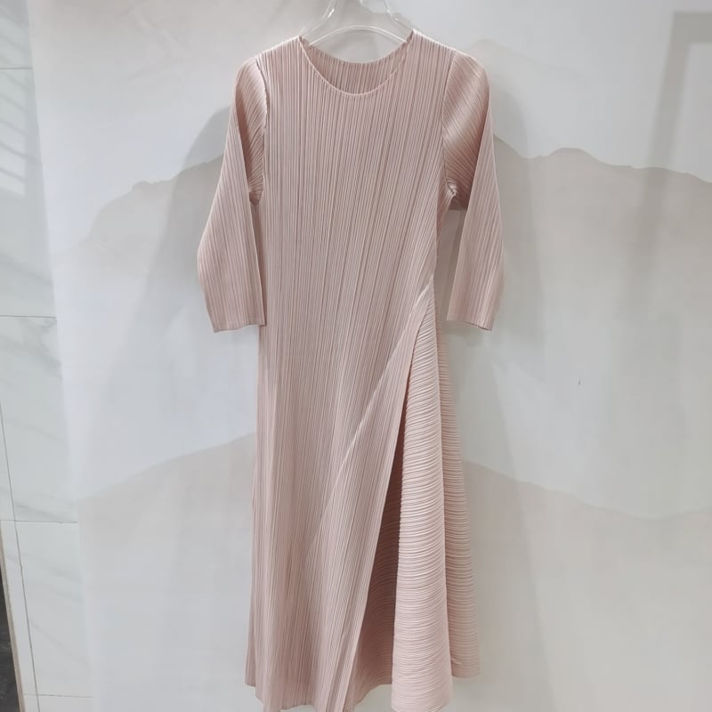 Kleit asümmeetrilise lõikega, kitsas lõige, ringkaelus, 3/4 varrukad, polüester