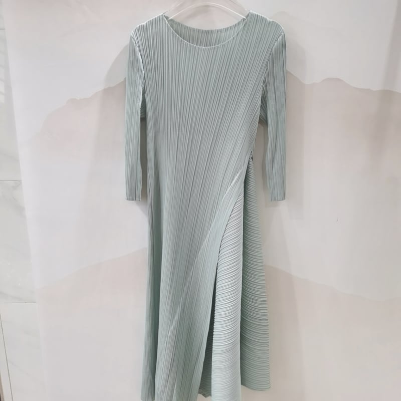 Kleit asümmeetrilise lõikega, kitsas lõige, ringkaelus, 3/4 varrukad, polüester