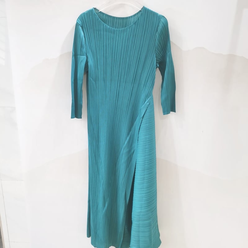 Kleit asümmeetrilise lõikega, kitsas lõige, ringkaelus, 3/4 varrukad, polüester