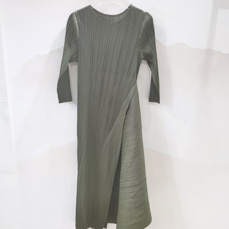 Kleit asümmeetrilise lõikega, kitsas lõige, ringkaelus, 3/4 varrukad, polüester