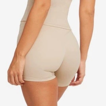 Sieviešu jogas šorti ar augstu jostu, vēdera kontrolei un sēžamvietas pacēlumam, mitrumu atgrūdošs materiāls, sastāvs: nylons 75%, spandekss 25%