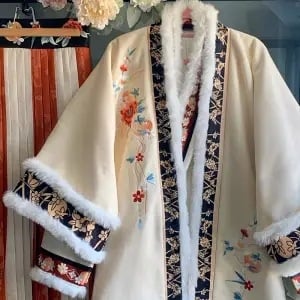 Hanfu set za žene: izvezeni dugi kaput i plisirana suknja s flis podstavom, glavni materijal poliester 70–80%, vezenje, Zima 2022