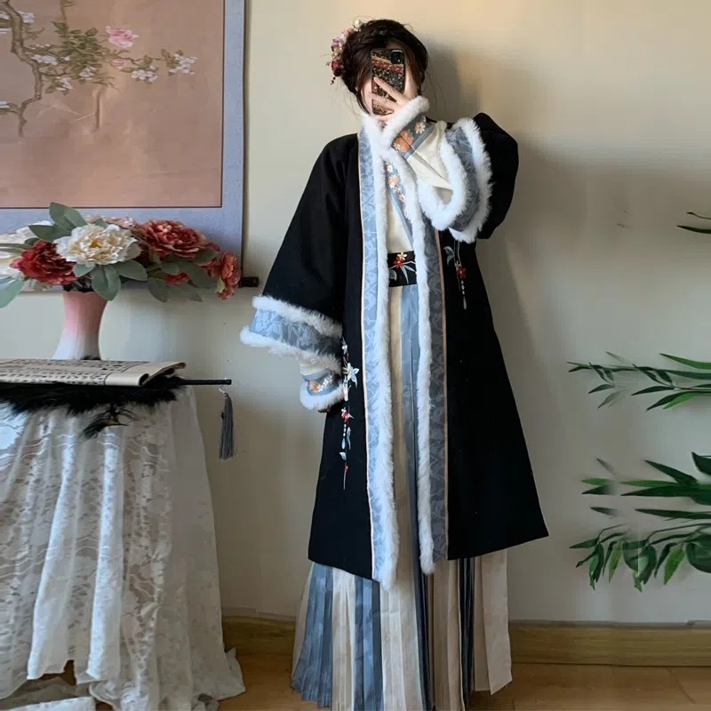 Hanfu set za žene: izvezeni dugi kaput i plisirana suknja s flis podstavom, glavni materijal poliester 70–80%, vezenje, Zima 2022
