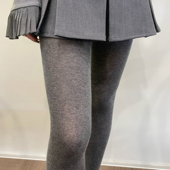 Moteriškos pėdkelnės su kojomis, plona medvilninė medžiaga, vienodos spalvos raštas, medvilnės turinys 70–80%, tinkama 18–40 metų amžiui